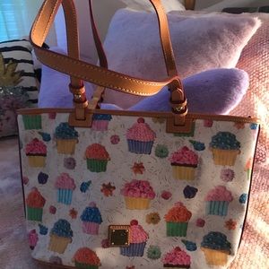 Dooney & Bourke beautiful tote. Excellent condition, like new.